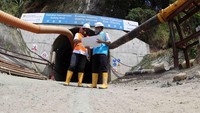 Sejumlah pekerja melakukan berbagai aktivitas di proyek pembangkit listrik ini. Agus Trimukti/Humas PLN.