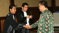 Eko Susilo Hadi menyalami jaksa.