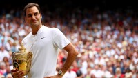 Roger Federer berpose bersama trofi juara Wimbledon 2017. Federer mengalahkan Marin Cilic di babak final 6-3, 6-1, 6-4 di Centre Court, 16 Juni 2017. (Clive Brunskill/Getty Images)