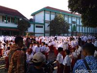 Sejumlah Pejabat di Garut Antar Anak di Hari Pertama Sekolah