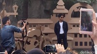 Iqbaal tampil dengan jaket jeans, kaus putih dan jeans.