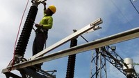 Seorang petugas PLN memanjat tower untuk memasang jaringan listrik. Pool/PLN. 