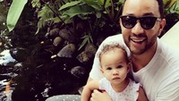 John Legend tampak menikmati momen liburannya tersebut. (Dok. Instagram/johnlegend)