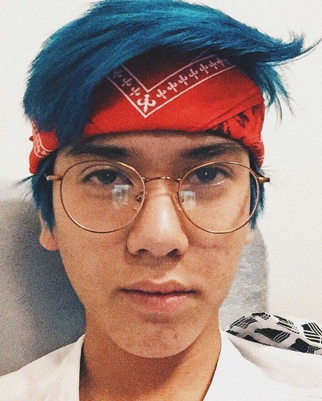Namun sebelum ini Iqbaal sudah mulai bereksperimen dengan gaya dan warna rambut. Di 2017, ia pernah kedapatan mengecat rambut dengan warna biru. Foto: Dok. Instagram/iqbaal.e