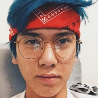 Namun sebelum ini Iqbaal sudah mulai bereksperimen dengan gaya dan warna rambut. Di 2017, ia pernah kedapatan mengecat rambut dengan warna biru. Foto: Dok. Instagram/iqbaal.e