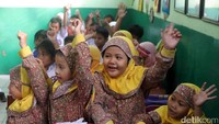 Para siswa tampak semangat mengikuti kelas pertama di SDN Sukatani 1 Depok, Jawa Barat, Senin (17/7/2017). 