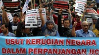 Massa meneriakan yel-yel.