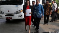 Ketua Pansus angket Pelindo II Rieke Diah Pitaloka tiba di gedung KPK, Jakarta.