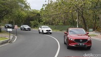 Meski tak mengusung transmisi CVT namun rasanya justru seperti mengendarai mobil dengan transmisi CVT. Sangat halus pergantian transmisinya dan lebih bertenaga. detikOto pun mengetes dengan memberikan jarak dahulu dengan mobil depan baru kemudian menggeber lagi. Tanpa jeda lama, mobil pun bisa menyusul dengan cepat. Foto: Dok. Eurokars Motor Indonesia