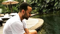 Ia pun mengunggah fotonya bermain air bersama putrinya. (Dok. Instagram/johnlegend)