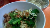 Mie ayam Bangka Asen ini cukup populer. Dengan topping ayam tumis kecap manis, tauge segar dan sawi. Rasanya jadi gurih-gurih manis!Foto: Detikfood