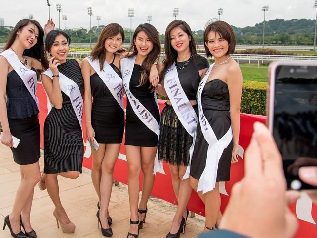 Kritik pedas terhadap penampilan mereka, ditanggapi denga cerdas oleh sejumlah finalis Miss Singapore 2017. Perlu banyak keberanian bagi seorang wanita untuk berdiri di atas panggung dan membiarkan orang lain menilai mereka,” demikian salah satu tanggapan dari finalis bernama Tricia Koh. Foto: Dok. Instagram @misssgpageantinternational