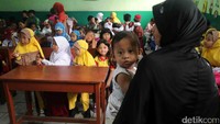 Sebagian dari mereka menemai anaknya hingga ke dalam kelas.