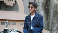 Gaya Iqbaal dengan kacamata berpose bersama motor yang dipakai untuk syuting film Dilan 1990. Keren kan? Foto: Ismail/detikHOT