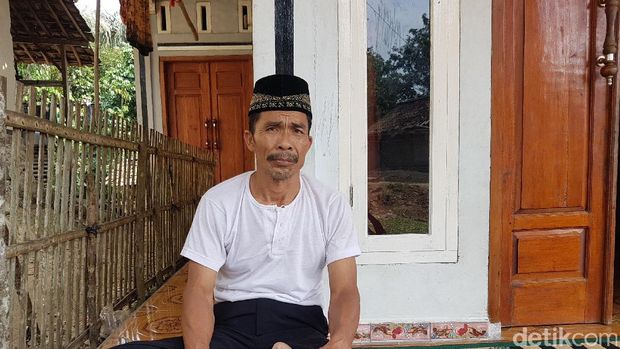 Kakak tertua Sukmi, Madropi.