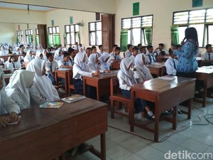 SMA/SMK di Trenggalek Tunggu Bantuan Seragam dari Pemprov Jatim