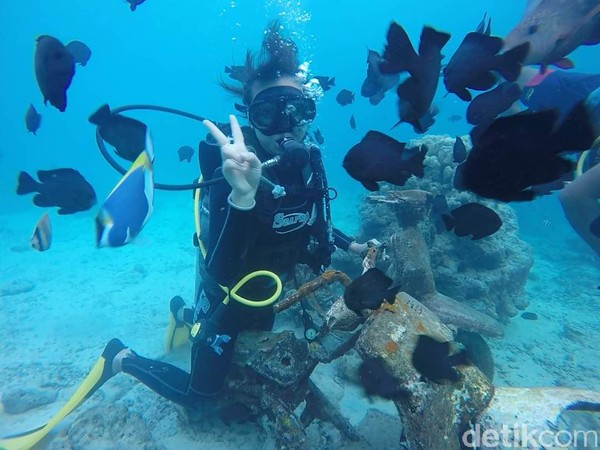 Di sekitar tugu benar-benar mirip taman bermain versi laut. Ada juga jajaran motor yang bisa kamu naiki (Kamal/detikTravel) Di sekitar tugu benar-benar mirip taman bermain versi laut. Ada juga jajaran motor yang bisa kamu naiki (Kamal/detikTravel)