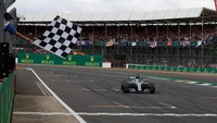 Ini merupakan kali keempat Hamilton meraih kemenangan di 2017. Sebelumnya ia juga naik podium teratas di Shanghai, Barcelona, dan Montreal. (Foto: REUTERS/Jason Cairnduff)