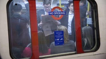 Hampir selalu padat tiap hari penuh dengan para pekerja. Foto: Getty Images