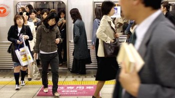 Meski sering terjadi kepadatan tapi tetap tertib. Padat karena banyak warga Tokyo mengandalkan MRT untuk bepergian. Foto: Getty Images