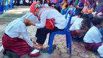 Momen Siswa Baru di SMPN 5 Purwokerto Basuh Kaki Orang Tua