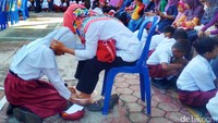 Rasa haru bercampur tangis 271 siswa baru larut dalam suasana tersebut.