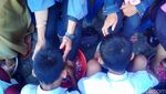 Momen Siswa Baru di SMPN 5 Purwokerto Basuh Kaki Orang Tua