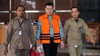 Andi Narogong diperiksa sebagai tersangka selama 7 jam.