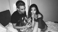 Namun tak jarang pula Axel mengunggah fotonya bersama rekan wanitanya. (Dok. Instagram/axelmatthewthomas)