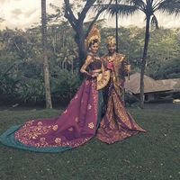 John Legend dan Teigen berbalut busana Bali