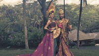 John Legend dan Chrissy Teigen tampil dengan busana adat Bali yakni Payas Agung. (Dok. Instagram/chrissyteigen)