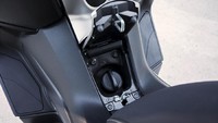 Memiliki Traction Control System (TCS) sebagai fitur standar. Sistem elektronik ini mencegah roda belakang kehilangan traksi pada jalan basah dan permukaan licin sehingga pengendara akan lebihh percaya diri dalam menggunakan skuter ini.Foto: Pool (Yamaha)