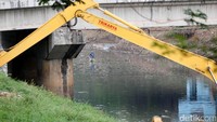 Alat berat membersihkan sampah dan tumpukan lumpur di KBT.