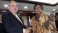 Wakil Ketua Dewan Federasi Maejlis Federal Federasi Rusia (Presiden Komite Solidaritas dan dan Kerjasama Afrika-Asia Rusia ) Ilyas Magomed Salamovich Umakhanov saat diterima oleh Ketua DPD RI Oesman Sapta Odang di ruang kerjanya.