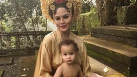 Chrissy tampak cantik menawan kala menggendong Luna dengan busana adat Bali. (Dok. Instagram/chrissyteigen)