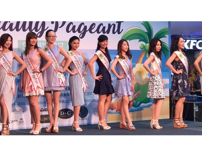 Para finalis Miss Singapore 2017 tampil dengan dress saat mengikuti ajang unjuk bakat pada 8 Juli 2017 di sebuah mal di Singapura.  Foto: Dok. Instagram katelimyisan