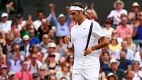 Dalam pertandingan di Centre Court, Federer merebut set pertama dengan skor 6-3 usai dua kali mematahkan servis Cilic. Foto: Clive Brunskill/Getty Images
