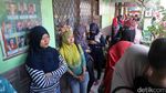 Orang Tua Ramai-ramai Antar Anak ke Sekolah