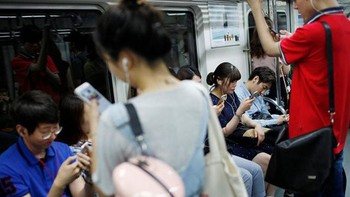 Suasana di dalam MRT Korsel. Foto: Getty Images