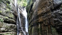 Keunikan Air Terjun Maddenge adalah luncuran airnya berada di antara celah tebing. Meski belum populer, air terjun Maddenge ini mulai ramai dikunjungi traveller dan jadi buruan pehobi fotografi landscape (‎M Nur Abdurrahman/detikTravel)