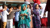 Para siswa berbaris sebelum memasuki kelas.