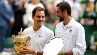 Kemenangan itu menjadikan Federer sebagai petenis putra pengoleksi gelar Wimbledon terbanyak dengan total delapan gelar. Dia mematahkan rekor William Renshaw dan Pete Sampras (7 gelar). Foto: Julian Finney/Getty Images