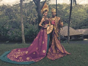 Lagi di Bali, John Legend dan Istri Pakai Baju Adat