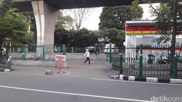 Akses masuk pagar di depan kampus Universitas Bung Karno untuk menuju pintu keluar-masuk Stasiun Cikini