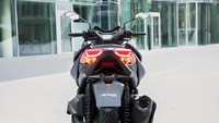 XMAX 400 di Eropa ditawarkan dengan tiga pilihan warna yaitu Phantom Blue, Sonic Grey dan Blazing Grey. Belum diketahui harga pasti Yamaha XMAX 400 di Eropa. Foto: Pool (Yamaha)