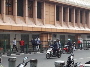 Terlalu Pendek, Penumpang Kerap Lompati Pagar Stasiun Cikini