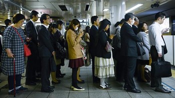  Calon penumpang menunggu dengan tertib di stasiun MRT di Tokyo, Jepang. Foto: Getty Images