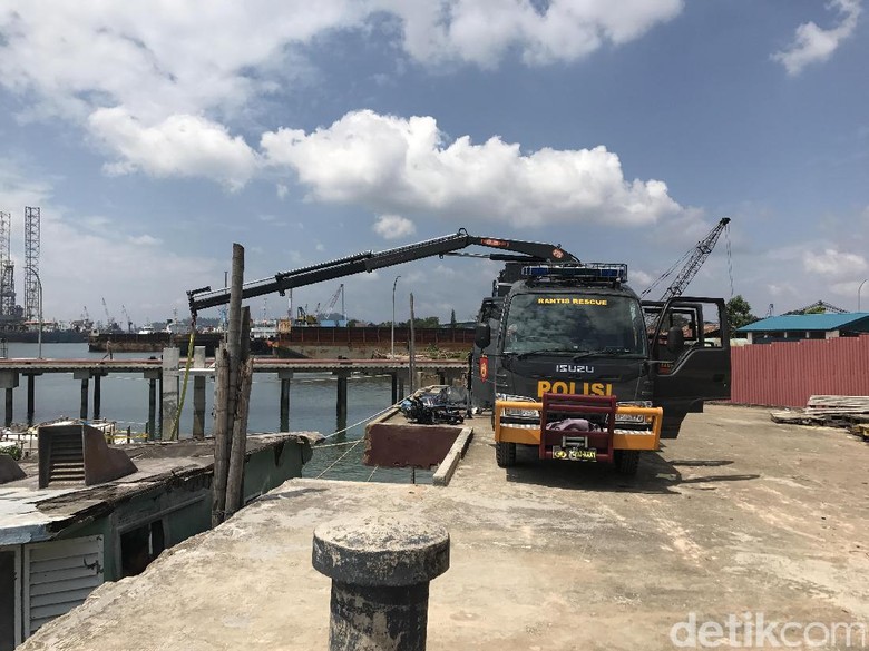 Perahu Karet Pengangkut 1 Ton Sabu Diangkat dari Kapal Wanderlust Perahu Karet Pengangkut 1 Ton Sabu Diangkat dari Kapal Wanderlust
