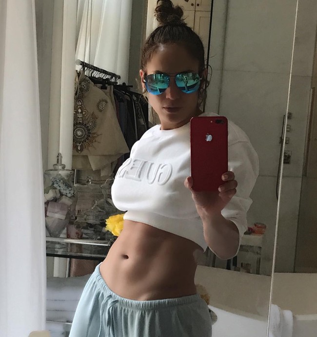 Wanita yang dikenal dengan panggilan J-Lo itu baru menginjak usia 49 tahun, Selasa, (25/7/2018) lalu. Jika melihat penampilannya saja sulit dipercaya jika ia sudah hampir menginjak kepala lima. Salah satu rahasia bugar Jennifer Lopez tentu adalah olahraga yang selalu membuatnya sehat dan seksi. Hal itu bisa dilihat di akun Instagram-nya. Foto: Instagram Jennifer Lopez