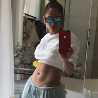 Wanita yang dikenal dengan panggilan J-Lo itu baru menginjak usia 49 tahun, Selasa, (25/7/2018) lalu. Jika melihat penampilannya saja sulit dipercaya jika ia sudah hampir menginjak kepala lima. Salah satu rahasia bugar Jennifer Lopez tentu adalah olahraga yang selalu membuatnya sehat dan seksi. Hal itu bisa dilihat di akun Instagram-nya. Foto: Instagram Jennifer Lopez